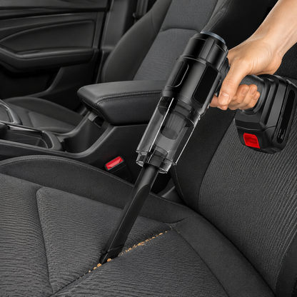Aspiradora portátil limpiando pequeñas migas del asiento de un coche
